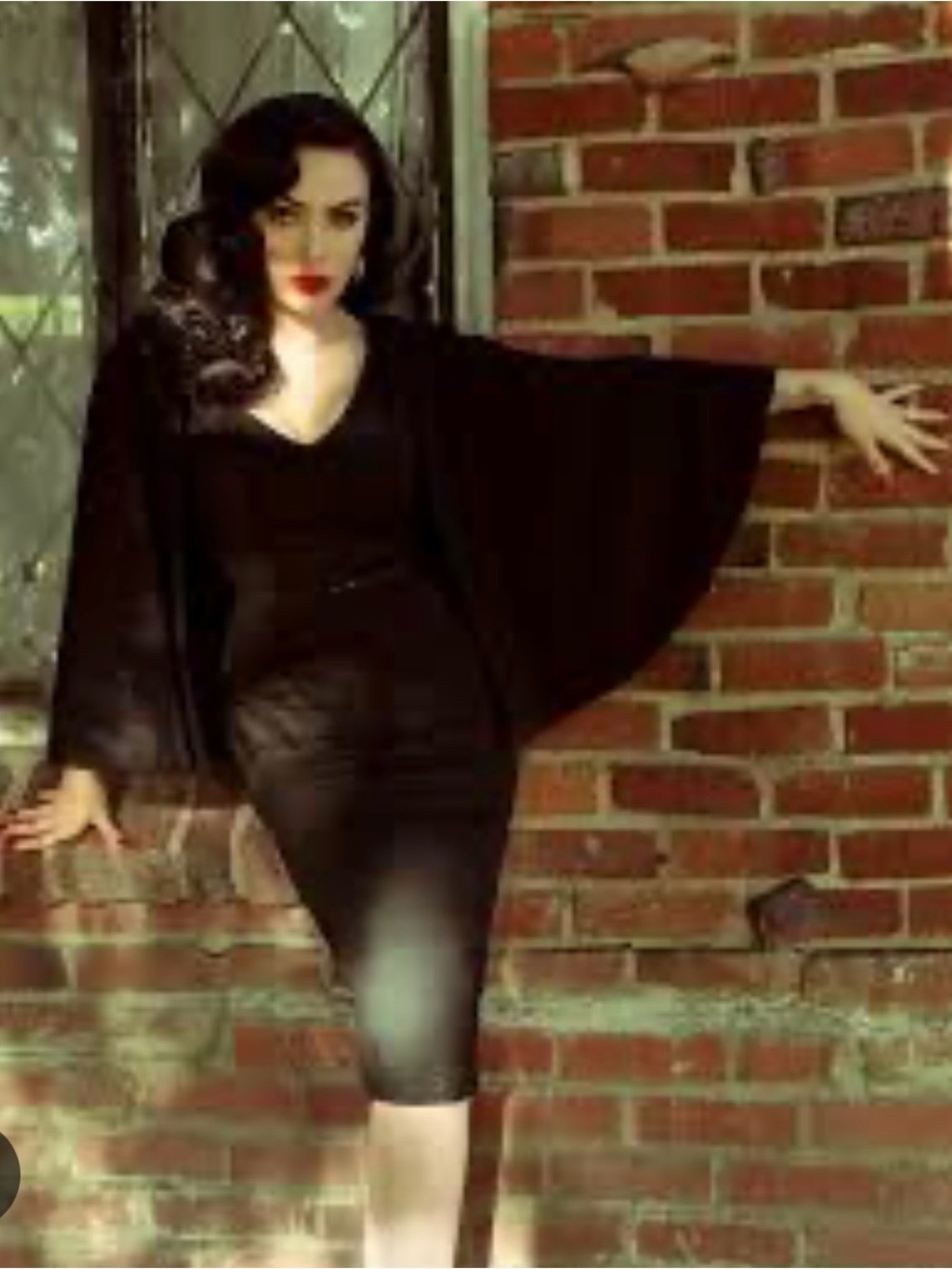 La Femme en noir Drusilla cape dress